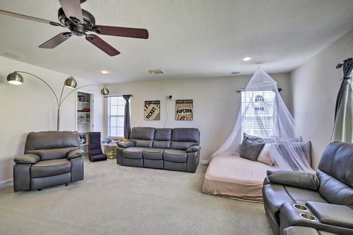 Luxe Home 30 Miles to Houston w / Pool & Grill