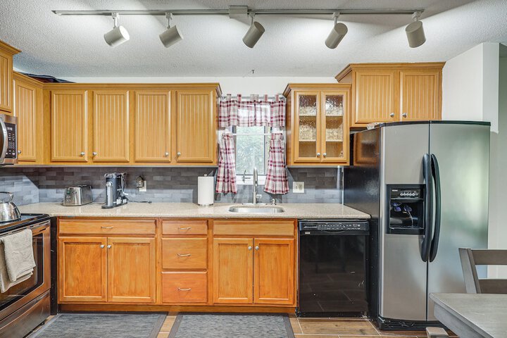 Quaint Bristol Townhome 14 Mi to West Hartford!
