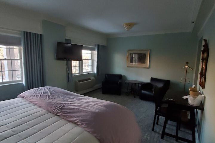 Lowell Inn