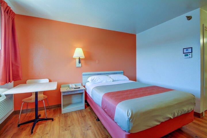 Room 25 of 27