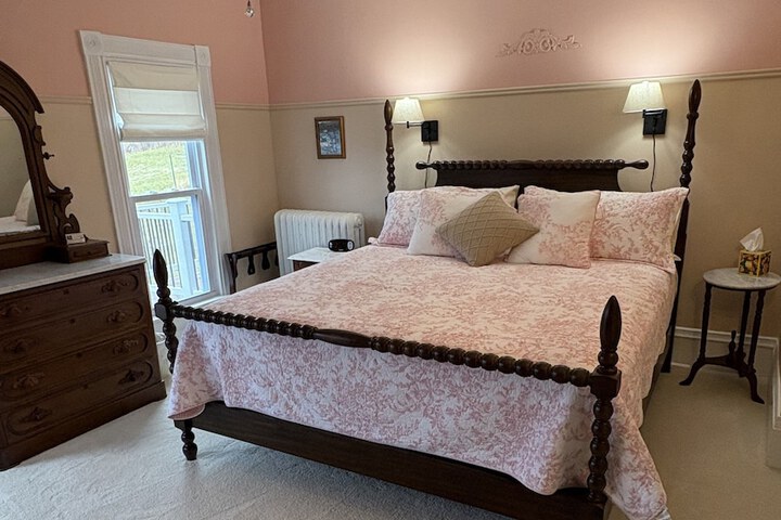 Hudson Manor Bed and Breakfast