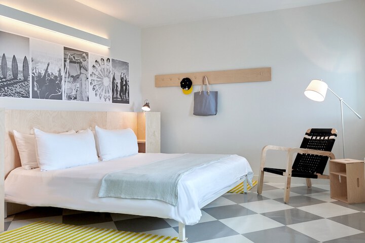 Room 34 of 62