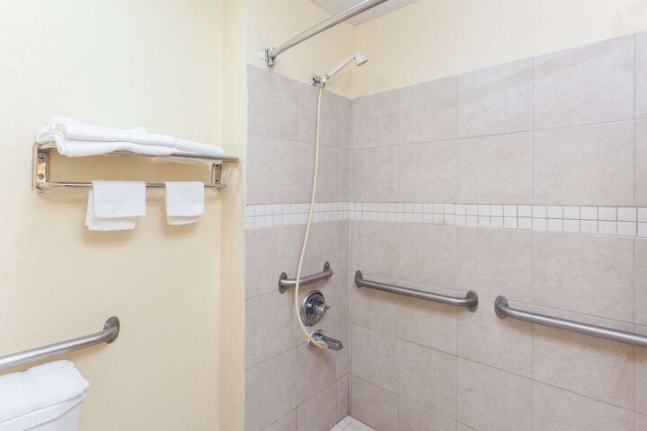 Room 8 of 16