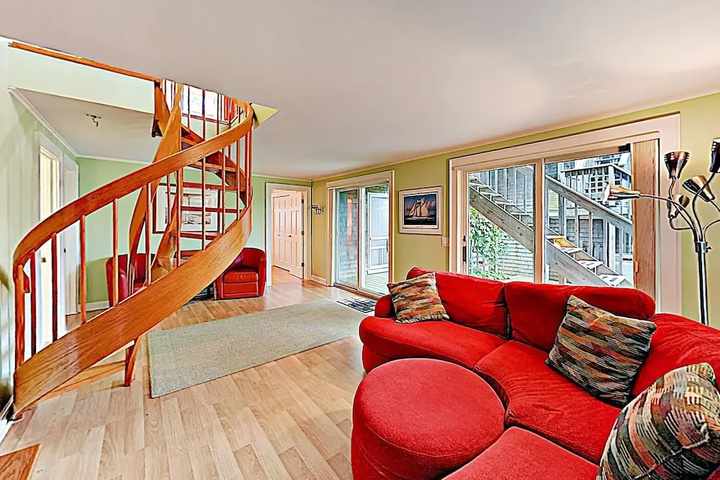 New Listing! Serene East End : Steps To Sand 3 Bedroom Condo