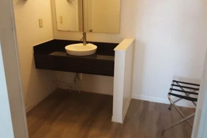 Room 9 of 18
