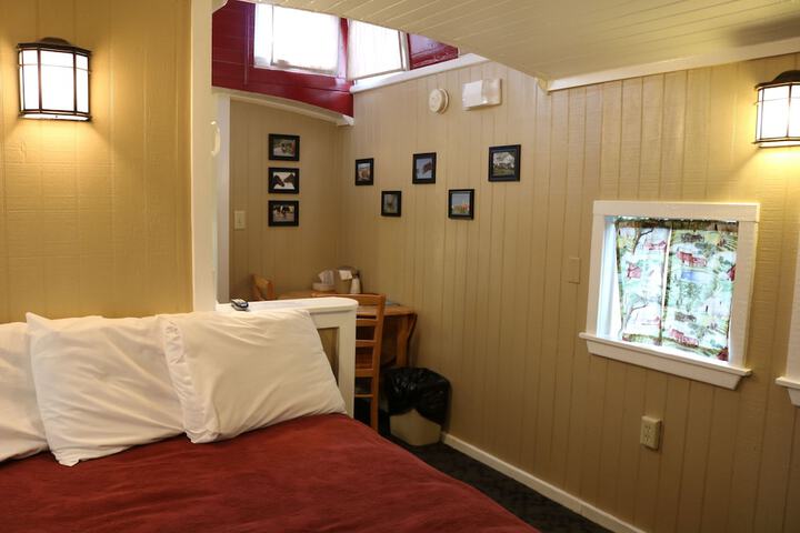 Red Caboose Motel