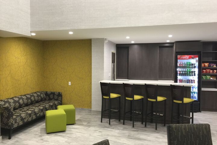 Lounge 53 of 64