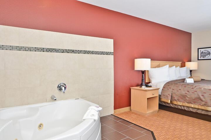 Clackamas Inn & Suites