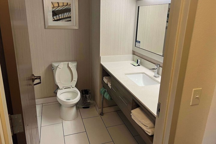 Room 27 of 47