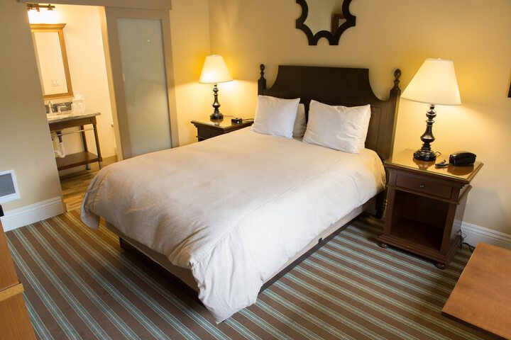 Lighthouse Lodge & Cottages