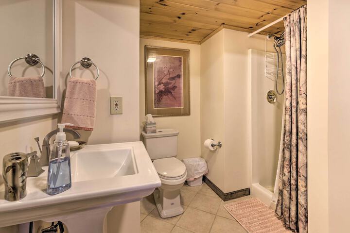 Cozy Studio: Indoor Hot Tub & Inground Pool Access