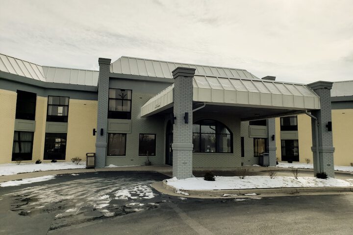 Days Inn & Suites by Wyndham Merrillville