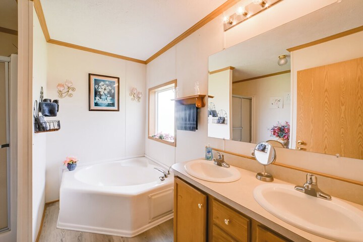 Warm & Inviting Family Home - 2 Mi to Golf Course!