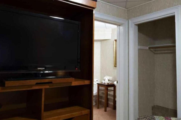 Room 8 of 33