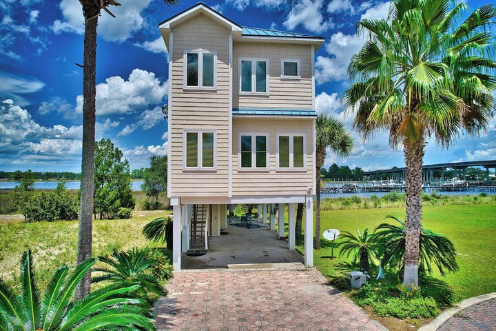 Riverfront Carrabelle Home w / Furnished Patio!