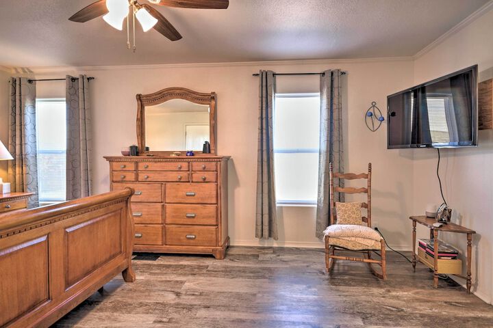 Peaceful Portales Escape w / Patio & Grill!