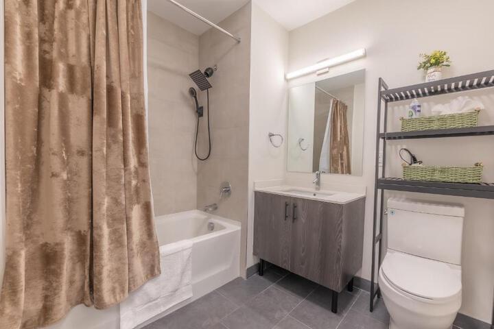 Opulence in Olive with Free Parking plus EV Plug 2 BR 2 baths Suite, 5 beds and Sleeps 8