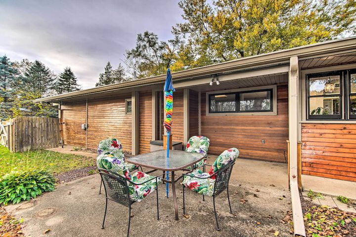 Fenced Yard: Fox River Grove Home Dogs Welcome