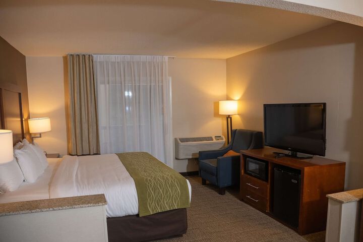 Comfort Inn & Suites Erie - Splash Lagoon Indoor Waterpark
