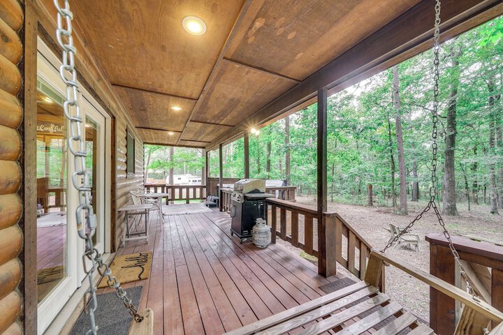Hot Tub & Deck: Broken Bow azalea House'