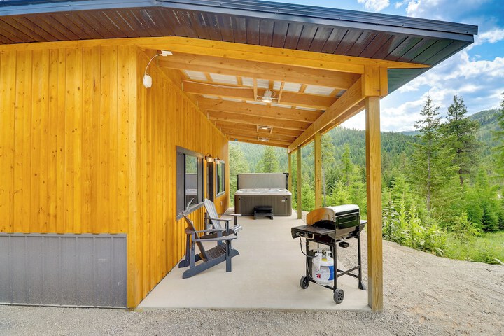 Modern Lakeside Cabin w / Mountain Views & Hot Tub!