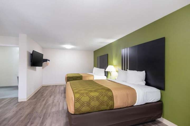 Super 8 by Wyndham Palestine