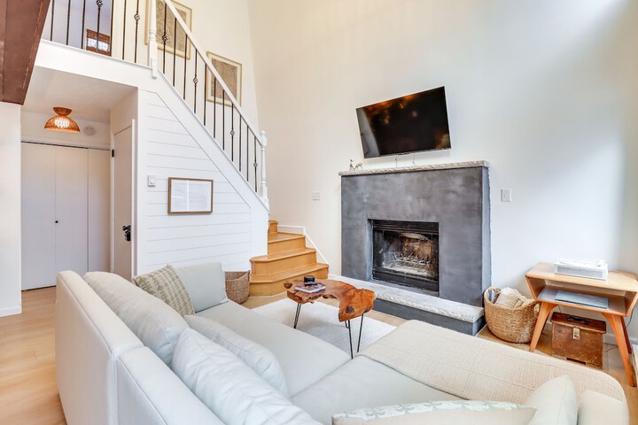 Family Home in Long Pond w / Fire Pit & Lake Access