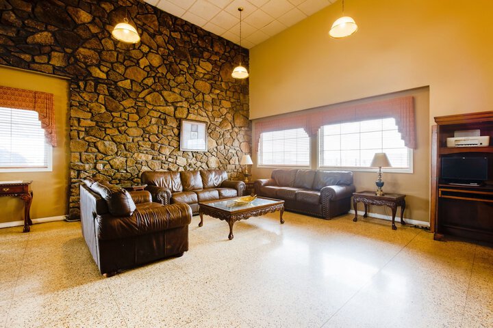 Lounge 22 of 23