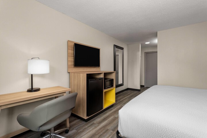 Days Inn and Suites by Wyndham Hammond IN