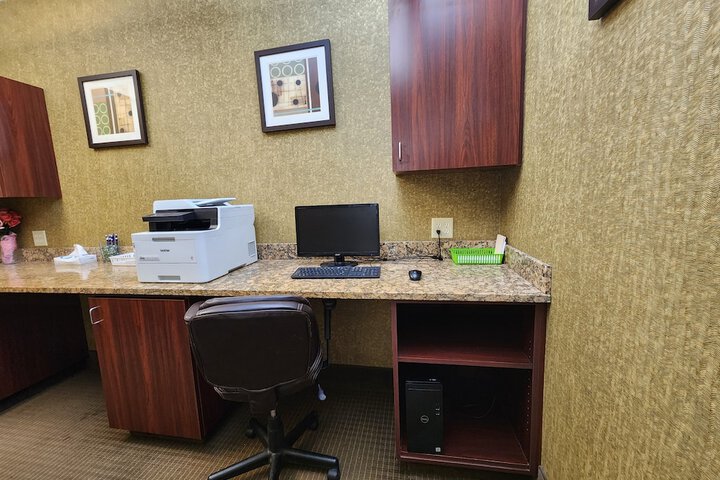 Business Center 81 of 85