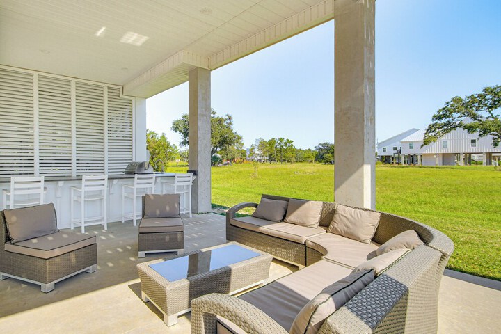 Walk to Beach: Oceanfront Home w / Outdoor Kitchen