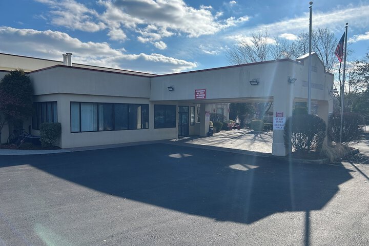 Hilltop Inn & Suites