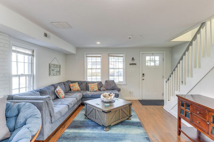 Adorable Cottage: Fire Pit Walk to Colonial Beach