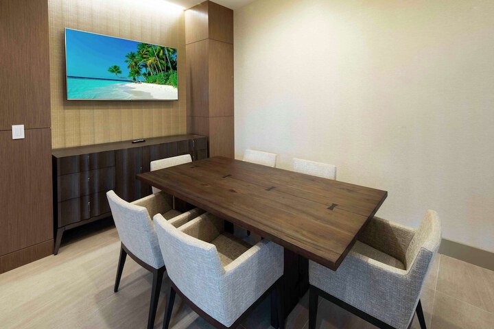Lounge 100 of 106