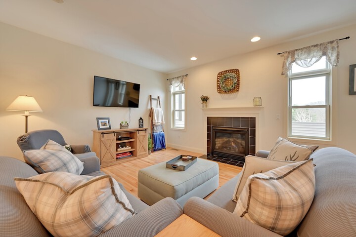 Bright Condo w / Community Perks: Near Ski Quechee!