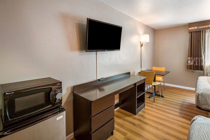 Motel 6 Rossford OH