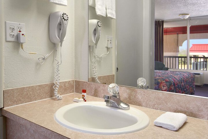 Room 4 of 9