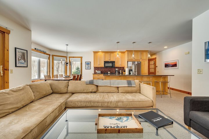 Ski-in Resort Family Condo w / Deck at Jay Peak!