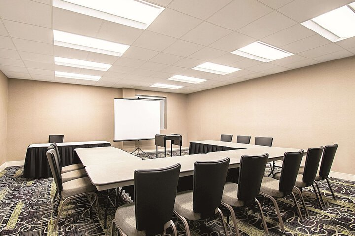 La Quinta Inn & Suites by Wyndham Cincinnati Sharonville