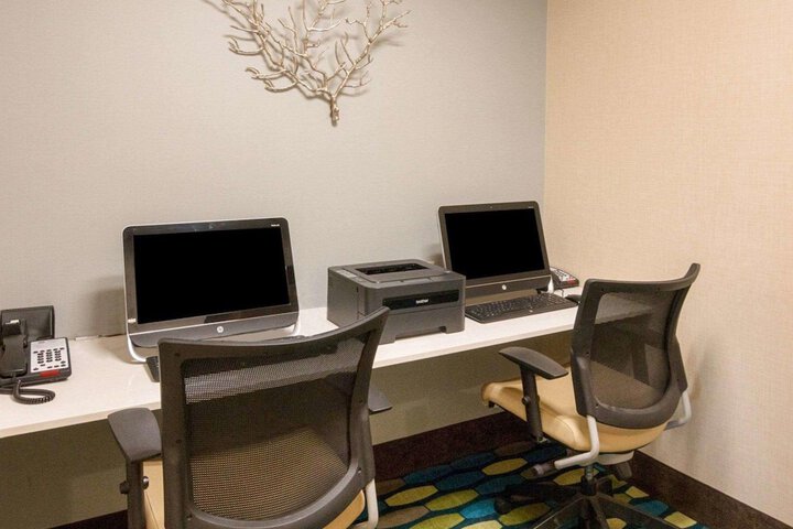 Business Center 89 of 91