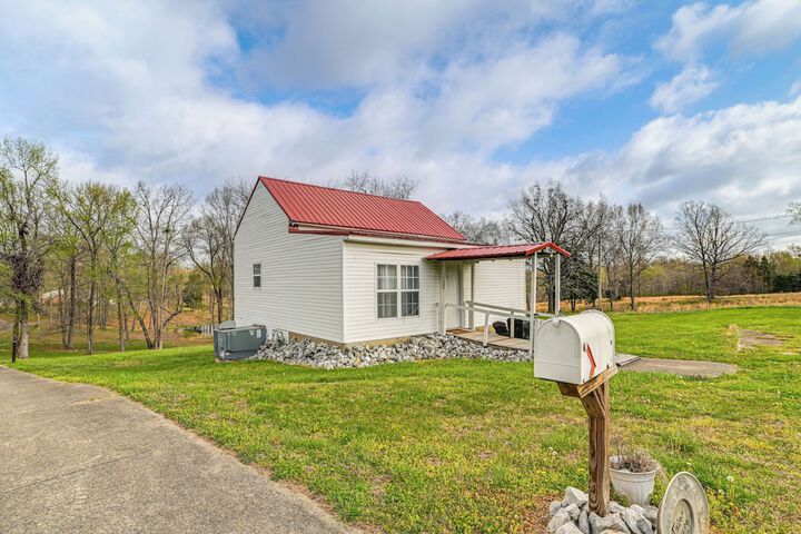 Serene Mcewen Cottage 2 Mi to Golf Course!