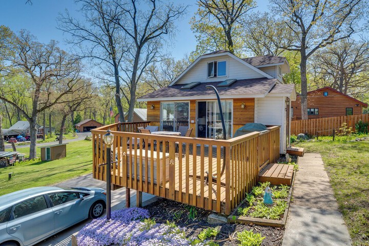 Charming Lake Ripley Cottage w / Water View!