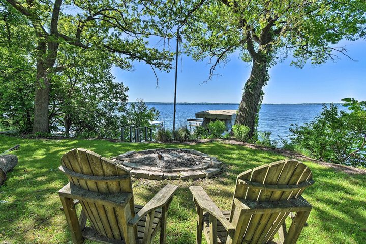 Pet-friendly Family Home Situated on Green Lake!