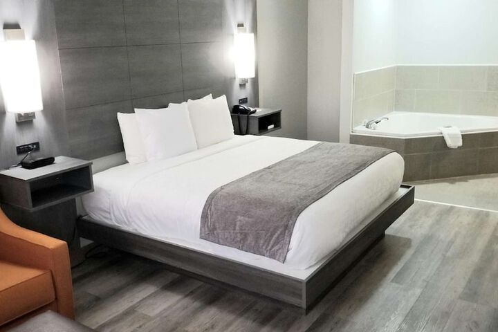 Room 10 of 16