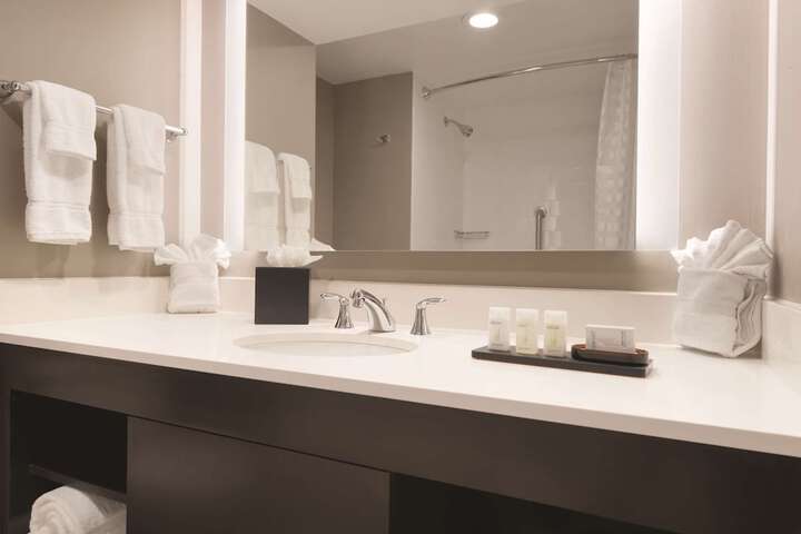 Embassy Suites by Hilton Milwaukee Brookfield