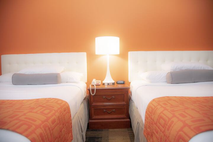 Howard Johnson Hotel & Suites by Wyndham Allentown / Dorney