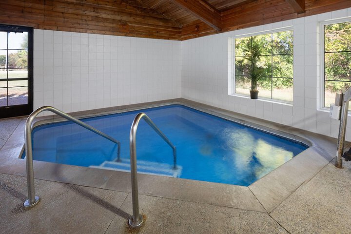 AmericInn by Wyndham Douglas / Saugatuck