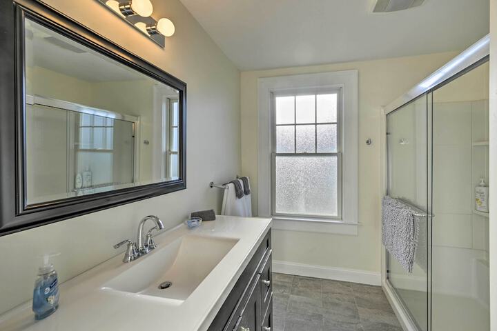 Bright Apartment - 1 / 2 Mi to Greenport Harbor!