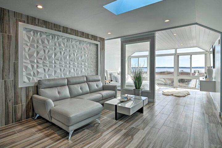 Luxurious Waterfront Home w / Private Pier & Views!