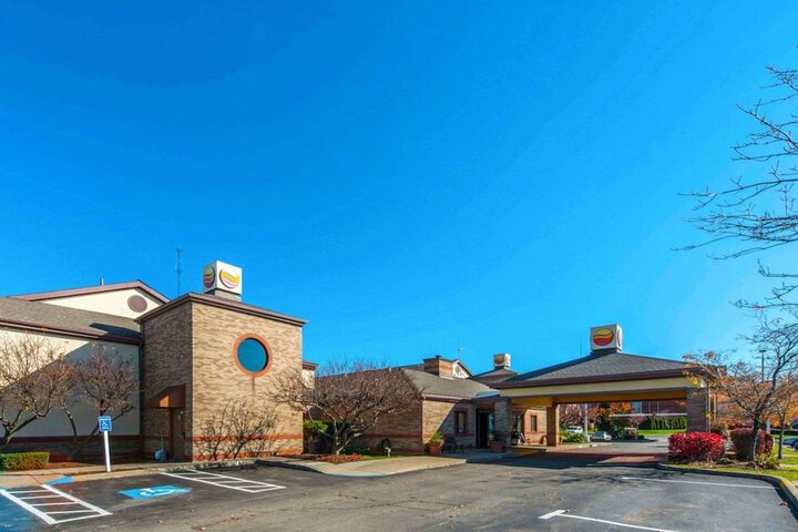 Comfort Inn & Suites Erie - Splash Lagoon Indoor Waterpark